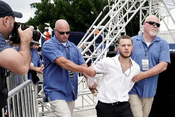 ▲▼ 美國華盛頓特區11日下午舉行支持槍枝法改革集會，男子鬧事被帶走。（圖／路透）