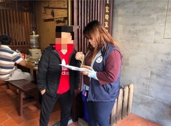 ▲移民署桃園站力助滯留在臺新住民阿德，取得居留證。（圖／移民署桃園站提供）