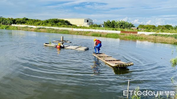 ▲台南市七股區大潭里魚塭，12日下午近5時許，傳出有人落水情事，台南市消防局據報馬上派員前往救溺送醫。（圖／記者林悅翻攝，下同）