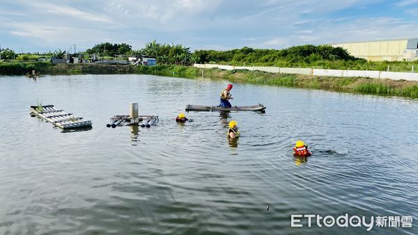 ▲台南市七股區大潭里魚塭，12日下午近5時許，傳出有人落水情事，台南市消防局據報馬上派員前往救溺送醫。（圖／記者林悅翻攝，下同）