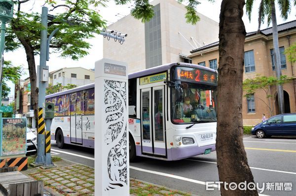 ▲台南市交通局建置35座智慧型公車站牌全數完工啟用，更請知名藝術家楊士毅設計造型，不但具實用性，也為城市角落塑造別緻風景。（圖／記者林悅翻攝，下同）