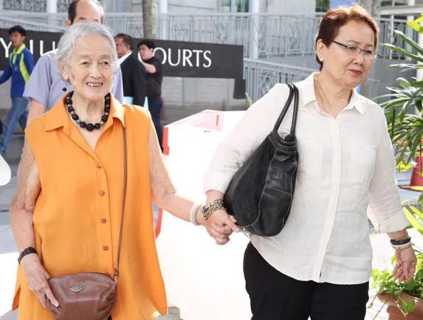 ▲▼中國男導遊掏空新加坡95歲富婆8.7億財產。（圖／翻攝自微博）