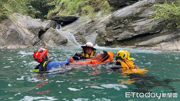 ▲▼花蓮縣消防局吉安分隊於民眾易戲水逗留地區進行水域搶救演練，強化救災人員救援應變處理能力。（圖／花蓮消防局提供，下同）