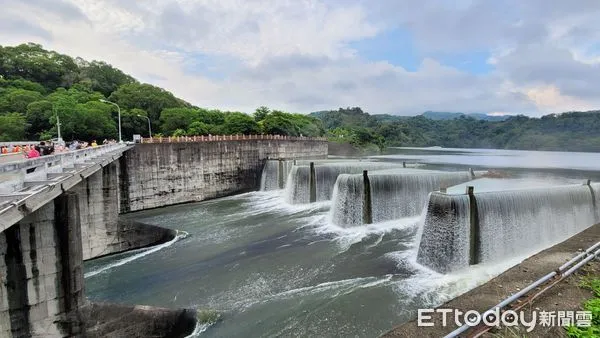 ▲▼鯉魚潭水庫全台唯一鋸齒狀溢洪道，近日水量豐沛，吸引不少民眾前往賞美景。（圖／記者蔡文淵攝）