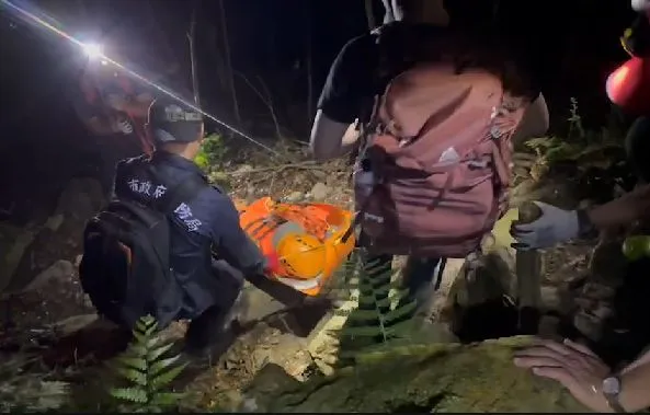 ▲▼7山友挑戰石山秀湖！男突高山症發作頭暈狂吐，警消急搜救扛下山。（圖／記者賴文萱翻攝）