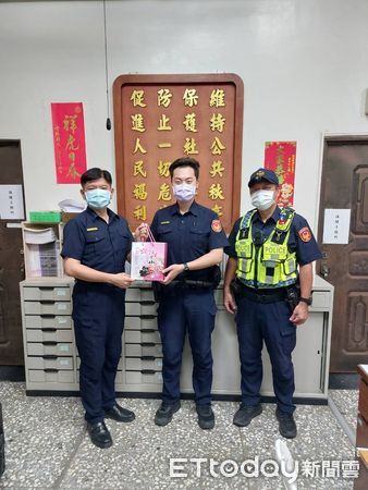 ▲雲林一名父親抱著一歲男童衝進油車派出所求助，希望警方協助救援將發燒的兒子送醫。（圖／記者蔡佩旻翻攝）