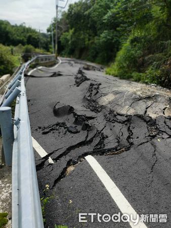 ▲▼苗5-2線道路崩塌嚴重，路旁護欄都嚴重扭曲。（圖／苗栗縣政府提供）