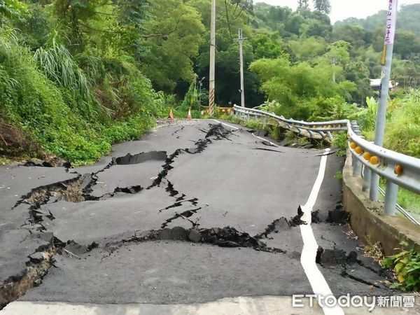 ▲▼苗5-2線山坡走山路基嚴重流失，全路幅隆起先封閉。（圖／苗栗縣政府提供）