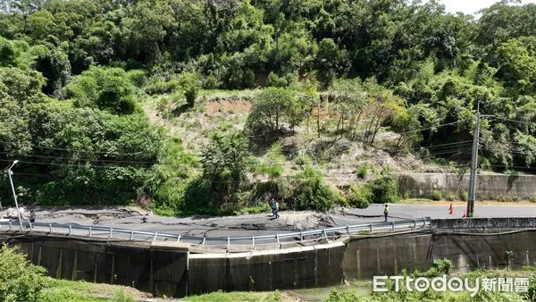 ▲▼苗5-2線山坡走山路基嚴重流失，全路幅隆起先封閉。（圖／苗栗縣政府提供）