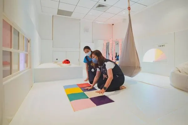 ▲新竹市副市長沈慧虹為孩子開箱全白空間的「白屋」。（圖／新竹市政府提供）