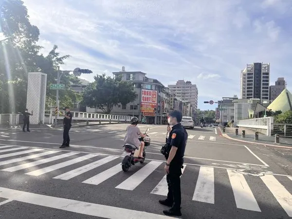 ▲▼高雄8千戶無預警停電！市區紅綠燈也失效，警急出動疏導。（圖／記者吳奕靖翻攝）