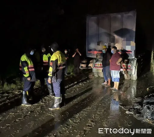 ▲▼ 民雄警深夜大雨深夜查緝違法倒廢棄物。（圖／民雄分局提供）