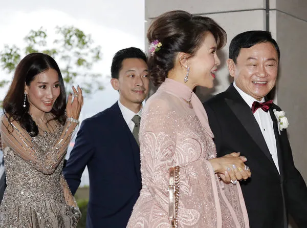 ▲▼前泰國總理戴克辛（Thaksin Shinawatra右前）與女兒貝東丹（Paetongtarn Shinawatra左後）。（圖／達志影像／美聯社）
