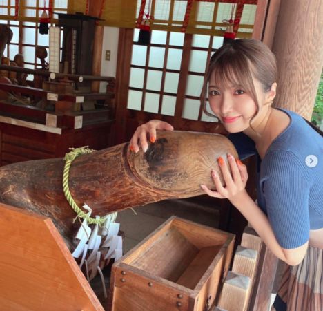 ▲翼舞參訪以崇拜男根聞名的神社。（圖／翻攝翼舞Instagram）