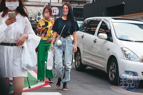 6月1日18：05，離開飲料店後，吳速玲（右）前去停車場取車，她身上背的是售價約2萬元的SIMONE ROCHA珍珠包。