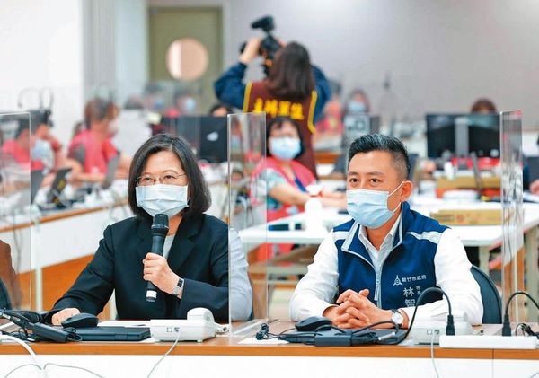 選對會討論林智堅（右）參選桃園市長，雖有不同意見，但成局可能性高。左為總統蔡英文。（翻攝林智堅臉書）