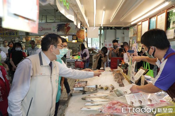 ▲台南市政府與Uber Eats攜手合作，台南市長黃偉哲與Uber Eats業務副總吉慶等人宣布，啟動台南傳統市場生鮮雜貨外送服務。（圖／記者林悅翻攝，下同）