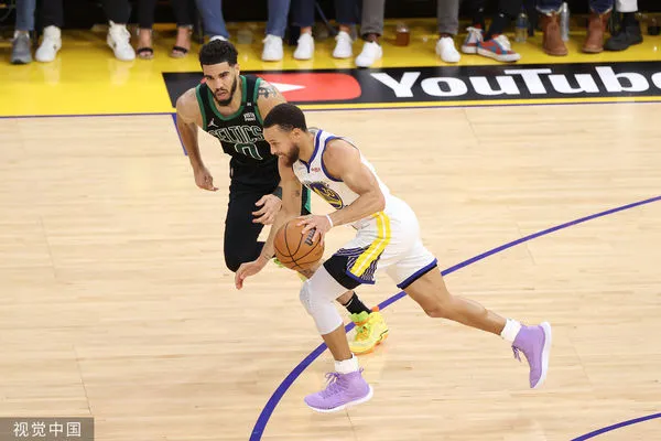 ▲▼勇士一哥柯瑞下半場換回紫色球鞋。（圖／CFP）