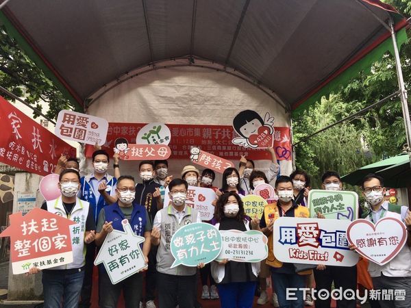 ▲善心企業捐款協助南台中家扶中心照顧弱勢家庭。（圖／台中市議員林祈烽提供，下同）