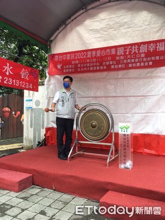 ▲民間團體捐款助家扶中心。（圖／台中市議員林祈烽提供）