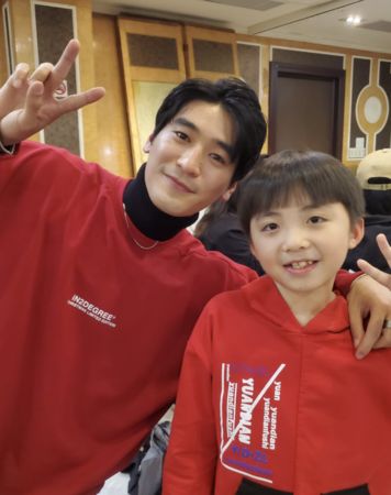 ▲▼王宥謙從小就愛演戲             。（圖／翻攝自Facebook／大頭兒.王宥謙）