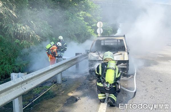 ▲國道3號桃園北上61.3K處，今（15）日上午9時15分發生小貨車火燒車意外，消防人員3分鐘撲滅火勢，現場殘火處理。（圖／記者沈繼昌翻攝）