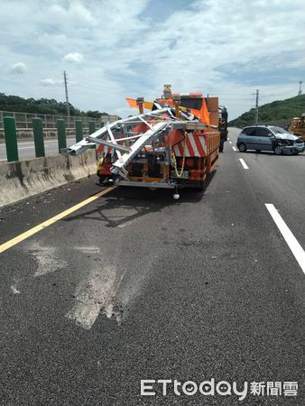 ▲▼國道三號高速公路發生自小客車追撞工程緩撞車意外，釀成２人受傷。（圖／記者蔡文淵翻攝）