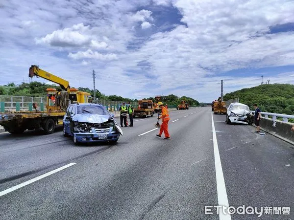 ▲▼國道三號高速公路發生自小客車追撞工程緩撞車意外，釀成２人受傷。（圖／記者蔡文淵翻攝）