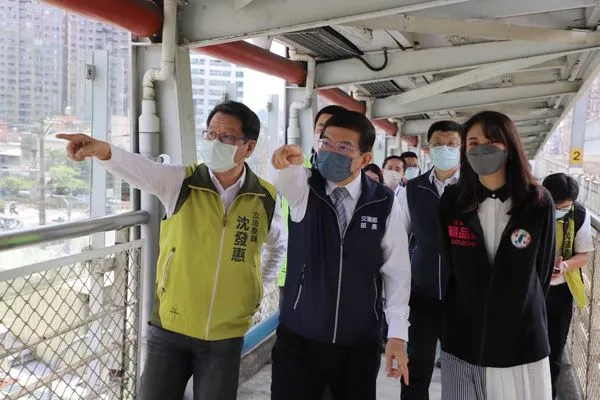 ▲▼交通部長王國材等人與立委視察台鐵汐科站。（圖／交通部提供）