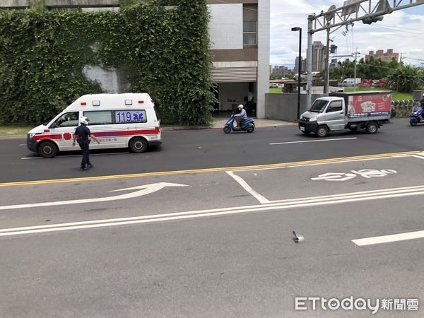 ▲▼蘆洲越堤道2機車互撞，1人死亡，1人重傷送醫             。（圖／記者陳以昇翻攝）