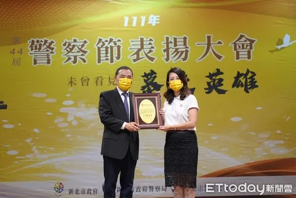 ▲頂新和德文教基金會贊助操作服給新北心警  市長侯友宜頒發感謝狀。（圖／頂新和德文教基金會提供）