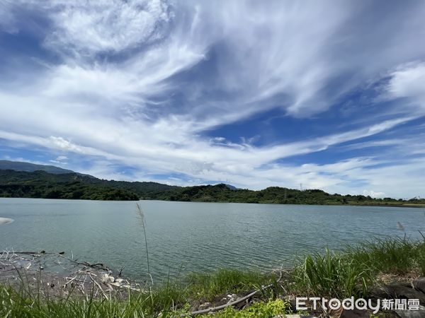 ▲湖山水庫然溢流，滿水順著半圓形溢流堤流下形成瀑布。（圖／記者蔡佩旻翻攝）