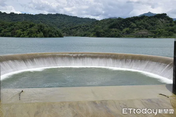 ▲湖山水庫然溢流，滿水順著半圓形溢流堤流下形成瀑布。（圖／記者蔡佩旻翻攝）