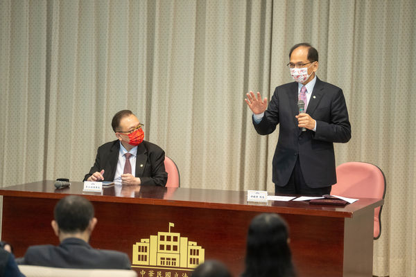 ▲▼立法院長游錫堃14日接見「立法院國會助理工會」理事長李永誠一行。（圖／游錫堃辦公室提供）