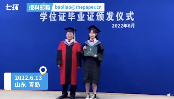 ▲青島農大校長陪畢業生合影，同姿勢站近4小時，離場時差點摔倒。（圖／翻攝澎湃視頻）