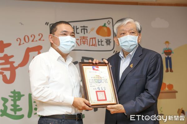 ▲企業也愛淡水健康農產 侯友宜化身南瓜推廣大使。（圖／新北市農業局提供）