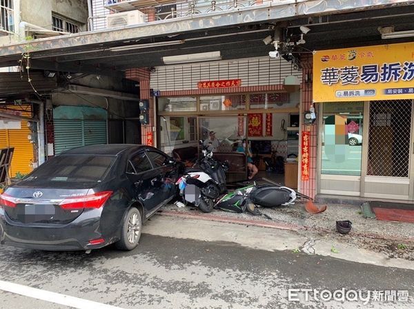 ▲阿里山公路機車車禍暴衝撞店家。（圖／警方提供）