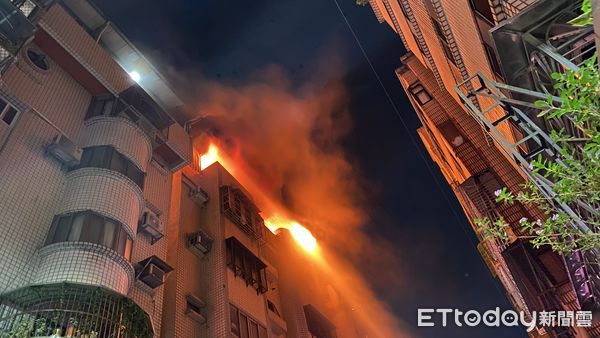 ▲▼信義區6樓公寓大火，頂樓加蓋全面陷入火海。（圖／記者游宗樺攝）