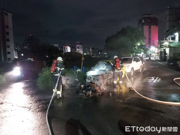 ▲▼頭份市中央路偏僻巷弄傳出火燒車，共燒毀1部汽車和3台機車。（圖／記者蔡文淵翻攝）