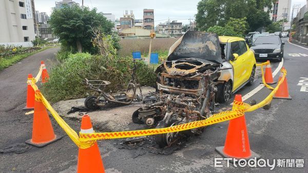 ▲▼頭份市中央路偏僻巷弄傳出火燒車，共燒毀1部汽車和3台機車。（圖／記者蔡文淵翻攝）