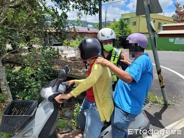 ▲枋寮警分局建興派出所副所長林柏明、警員羅添地協助李姓鄉親             。（圖／記者陳崑福翻攝，下同）