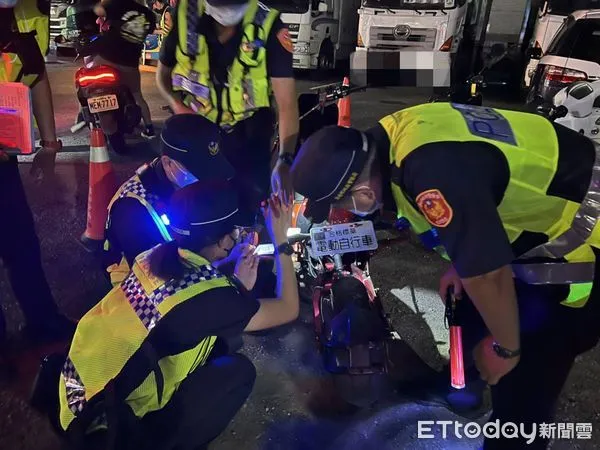 ▲台南市警方於14日晚上啟動拼裝「微型電動二輪車（電動自行車）」執法專案，首日即查扣3部拼裝微型電動自行車。（圖／記者林悅翻攝，下同）