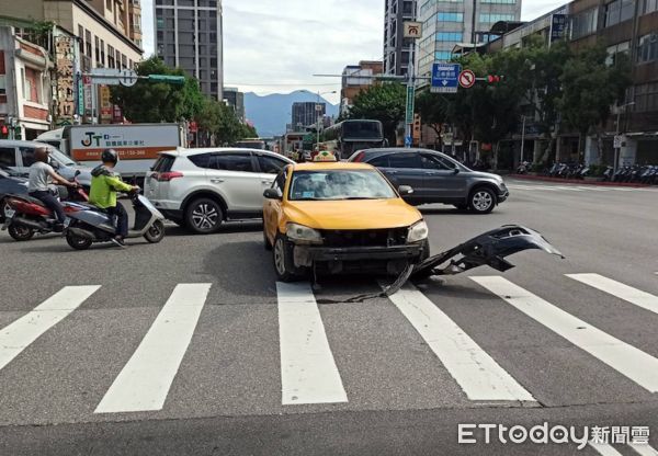 ▲▼運將左轉撞上機車，騎士彈飛在地上翻滾2圈。（圖／民眾提供）