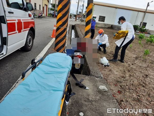 ▲男子騎車出門訪友，遺憾自撞機車卡水溝，人坐在機車上不治。（圖／記者蔡文淵翻攝）