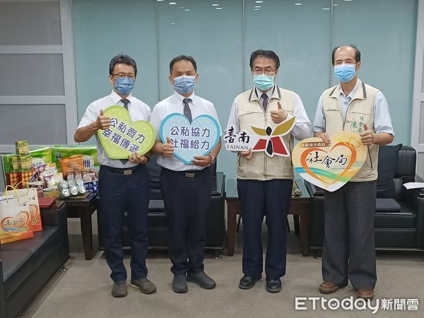 ▲台南市鴻仲生物科技及豐成建設，捐贈民生物資一批，社會局舉辦捐贈儀式，由黃偉哲市長代表受贈並回贈感謝狀。（圖／記者林悅翻攝，下同）