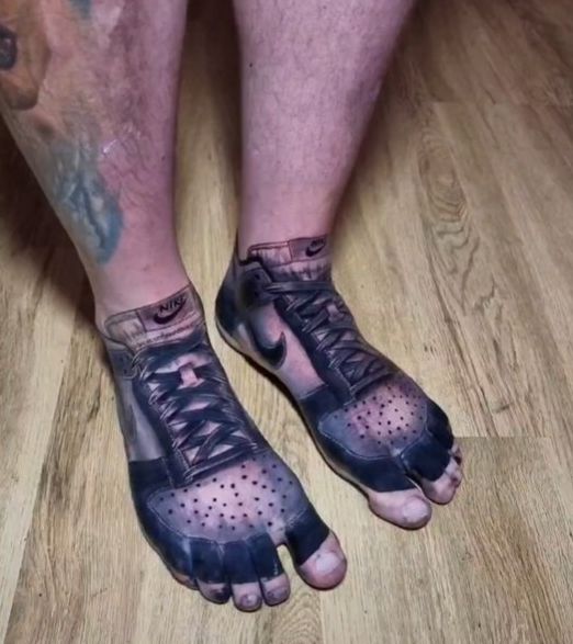 ▲▼刺青師分享有顧客將Nike運動鞋刺在腳上。（圖／翻攝自TikTok／@dean.gunther）