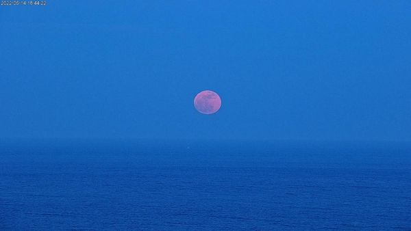 ▲▼東管處拍下超級滿月。（圖／翻攝【Nga`ayho】你好，東海岸/臉書粉專 ）
