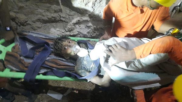 ▲▼印度男童墜落8層樓深水井，受困104小時後平安獲救。（圖／翻攝自推特）