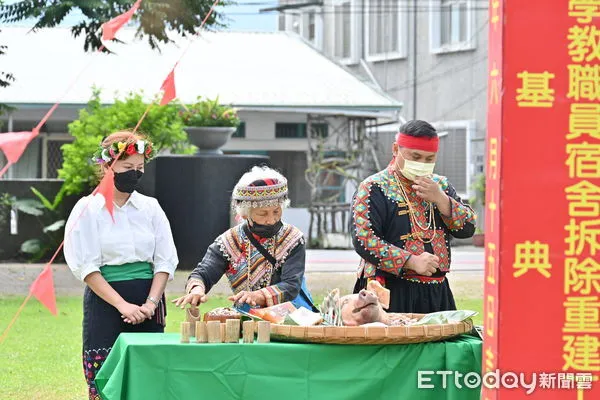 ▲海端鄉巫師胡金娘用傳統布農族祝禱方式為教職員宿舍拆除重建工程祈福。（圖／記者楊漢聲翻攝）