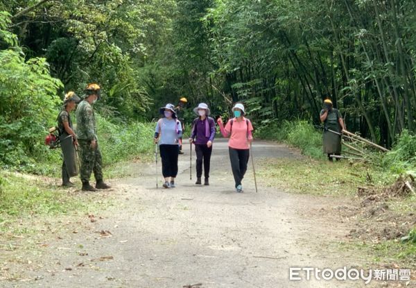 ▲湖本村往坪頂產業道路雜草橫生，影響筍農及登山客出入，國軍派員協助整理讓整條道路變得更舒適安全。（圖／記者蔡佩旻攝）